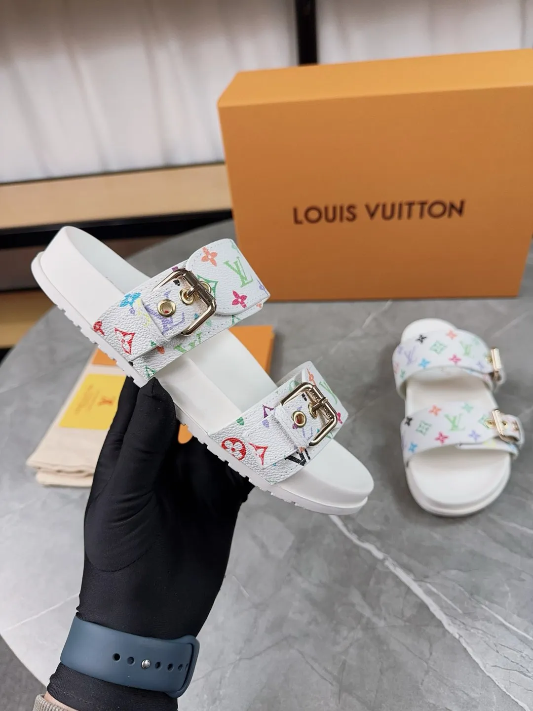 👟👟Ex-factory price 400👟👟 New slippers for spring and summer🌟The belt buckle is adjustable and elastic, full of beach style, original molded LV metal logo decoration, fashionable and beautiful, super versatile🤳🏻upper cowhide/customized imported jacquard fabric/original old-fashioned leather material, water-dyed sheepskin lining (water platform + wear-resistant velvet + rubber sole) three-layer combination outsole 🔶Size: Female 35-43 Male: 38-46